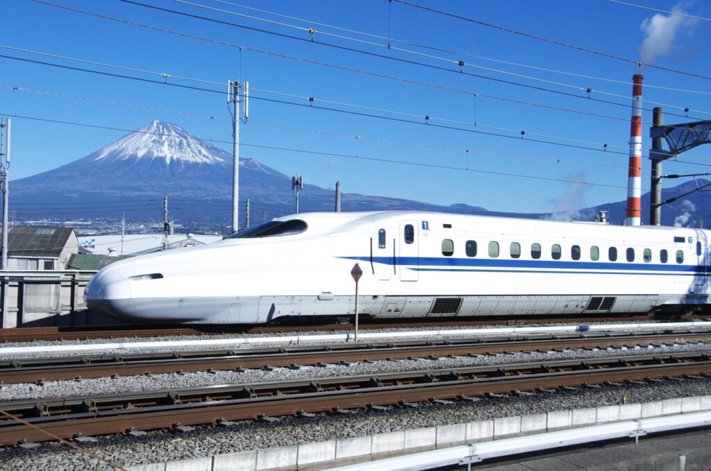 新幹線と富士山の写真