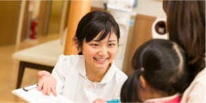 いつも明るい笑顔の医療事務スタッフ